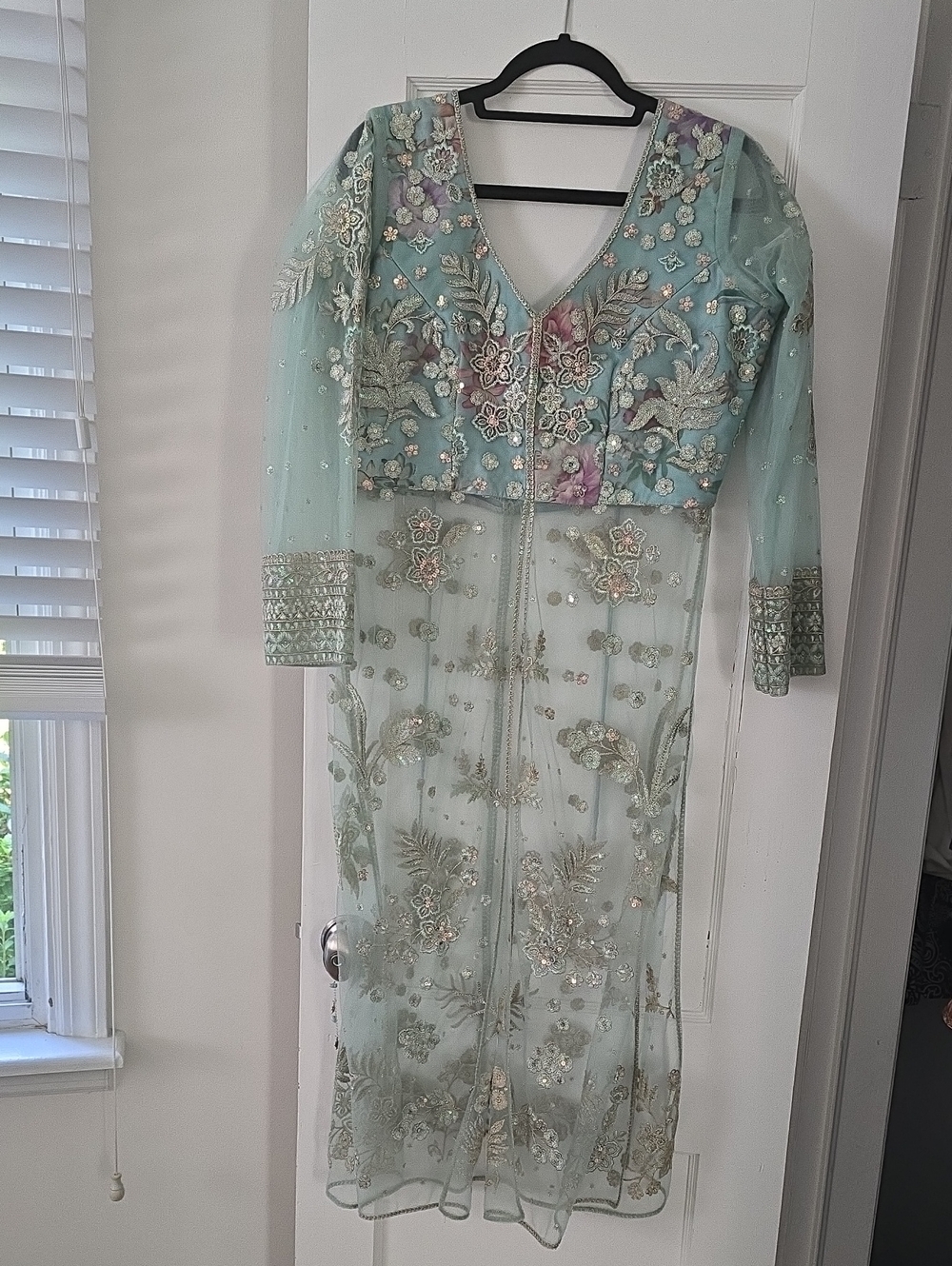 Lashkaraa Light Blue Large Woman's Top and Pallu